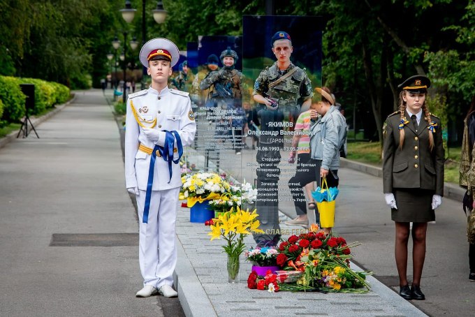 стели на честь загиблих захисників Онопрієнка та Якимова